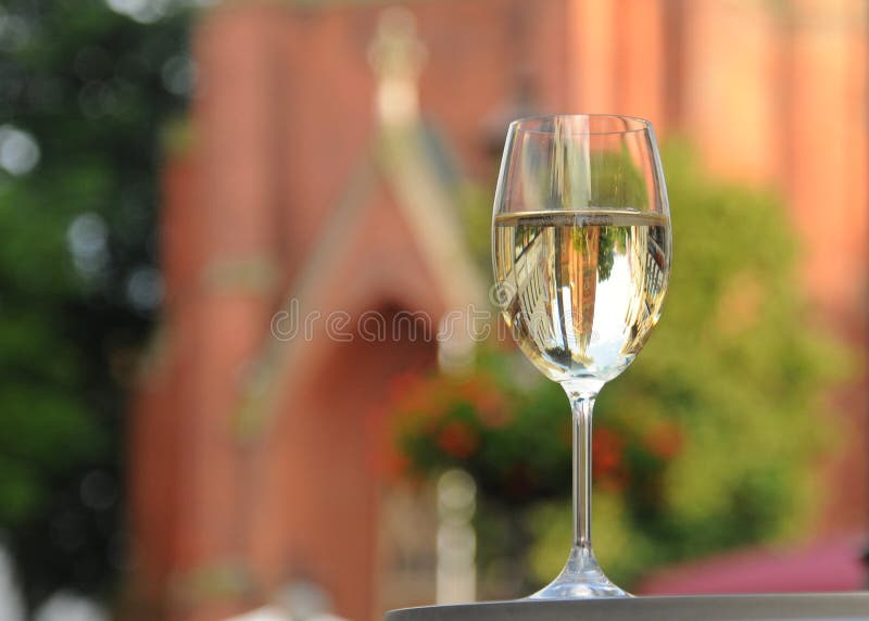 Glas du vin blanc sur le marché photos stock Glas du vin blanc sur le marché photos stock