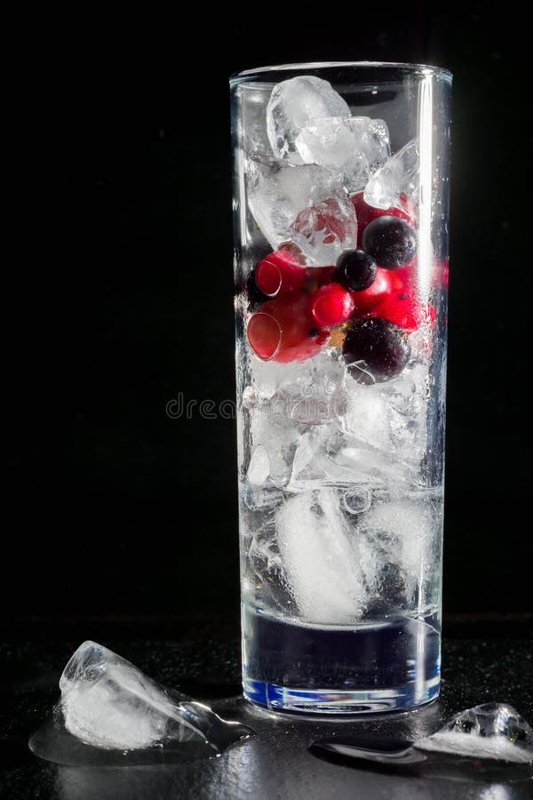 Glas Eis mit Beerenstachelbeerroten Schwarzen Johannisbeeren und -wasser Auffrischungscocktail Orange und Carafe mit Zitrusfrucht stockbilder Glas Eis mit Beerenstachelbeerroten Schwarzen Johannisbeeren und -wasser Auffrischungscocktail Orange und Carafe mit Zitrusfrucht stockbilder