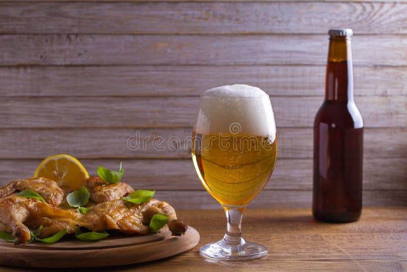 Glas en fles bier en spatchcock kip De goed-gebakken en sappige kip is goed voedsel aan glas aal stock afbeeldingen Glas en fles bier en spatchcock kip De goed-gebakken en sappige kip is goed voedsel aan glas aal stock afbeeldingen