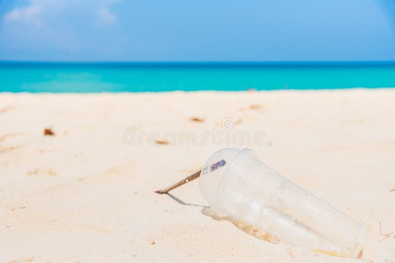 Glas en plastic buis, huisvuil op het strand Thailand stock foto Glas en plastic buis, huisvuil op het strand Thailand stock foto