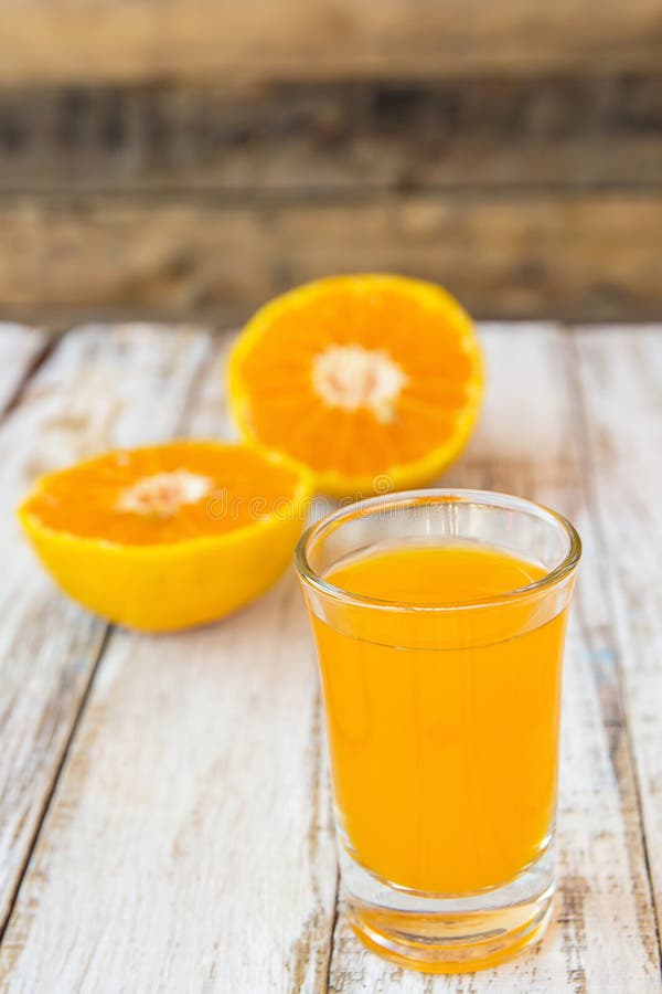 Glas Frisch Gepresster Orangensaft Mit Geschnittener Orange Auf Holz ...