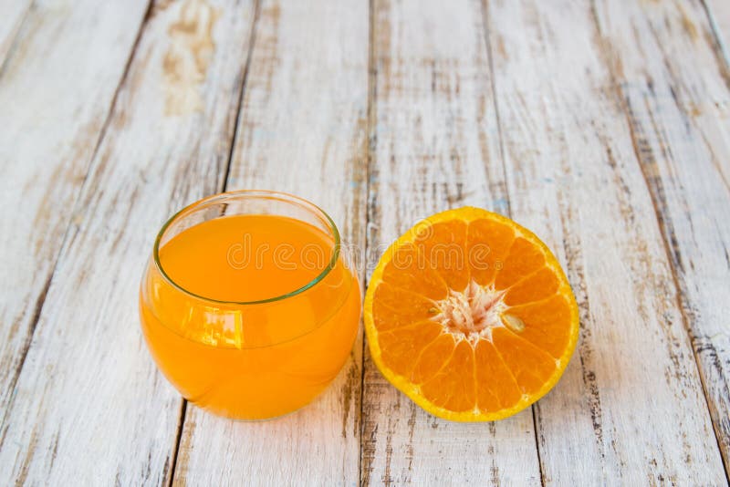 Glas Frisch Gepresster Orangensaft Mit Geschnittener Orange Auf Holz ...