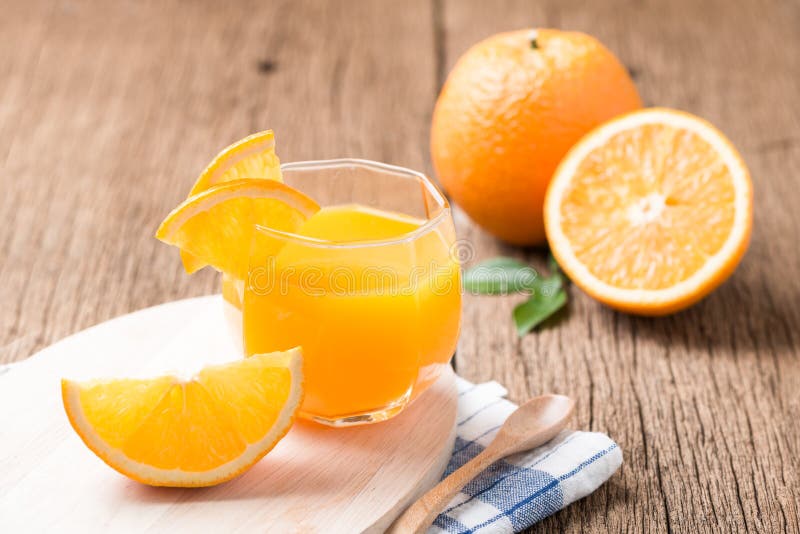 Glas Frisch Gepresster Orangensaft Mit Geschnittener Orange Stockfoto ...