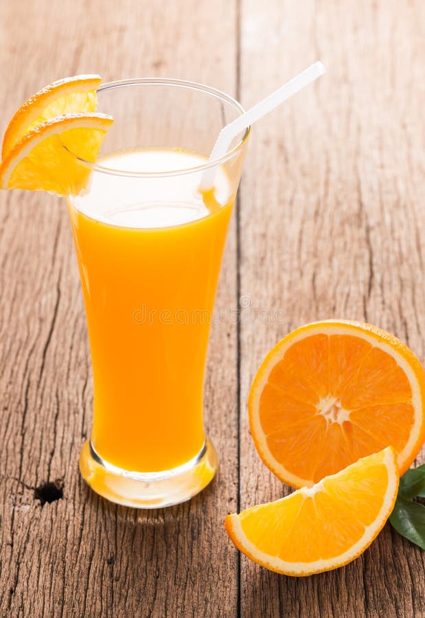 Glas Frisch Gepresster Orangensaft Mit Geschnittener Orange Stockbild ...