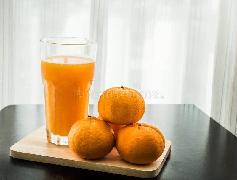 Glas Frisch Gepresster Orangensaft Mit Orange Vier Stockbild - Bild von ...