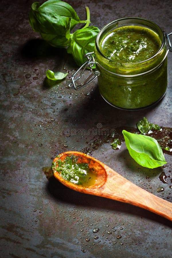 Glas Frischer Pesto Mit Basilikum Stockfoto - Bild von frisch ...