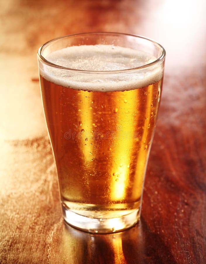 Gekoeld Gouden Bier In Een Glas Stock Foto Afbeelding Bestaande Uit Verjaardag Ontspanning