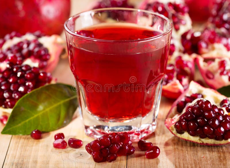 Glas granaatappelsap met verse vruchten