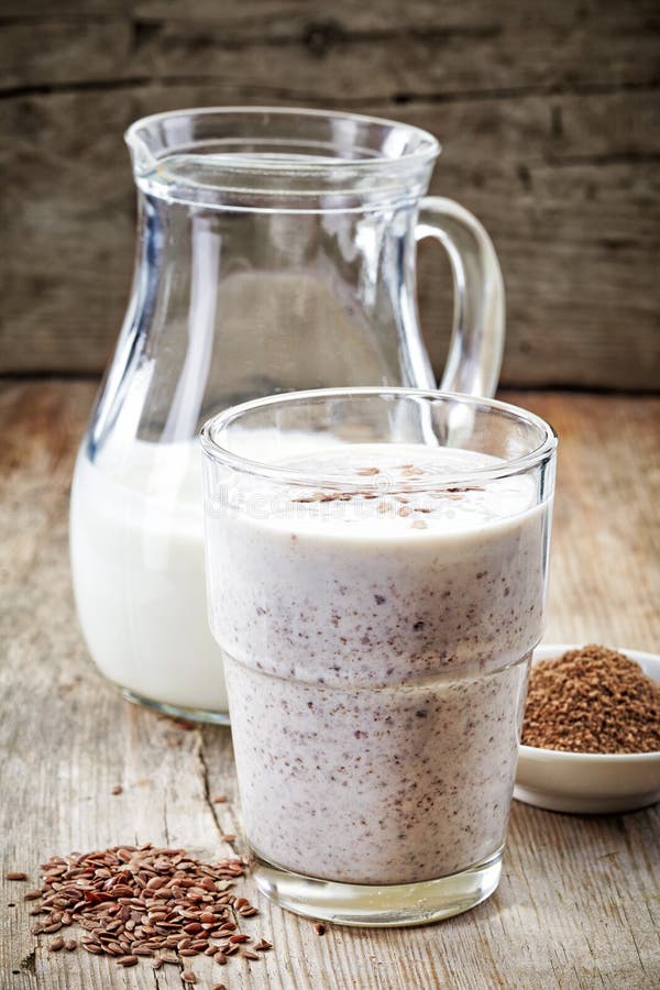 Glas griechischer Jogurt mit zerquetschten Leinsamen stockbild