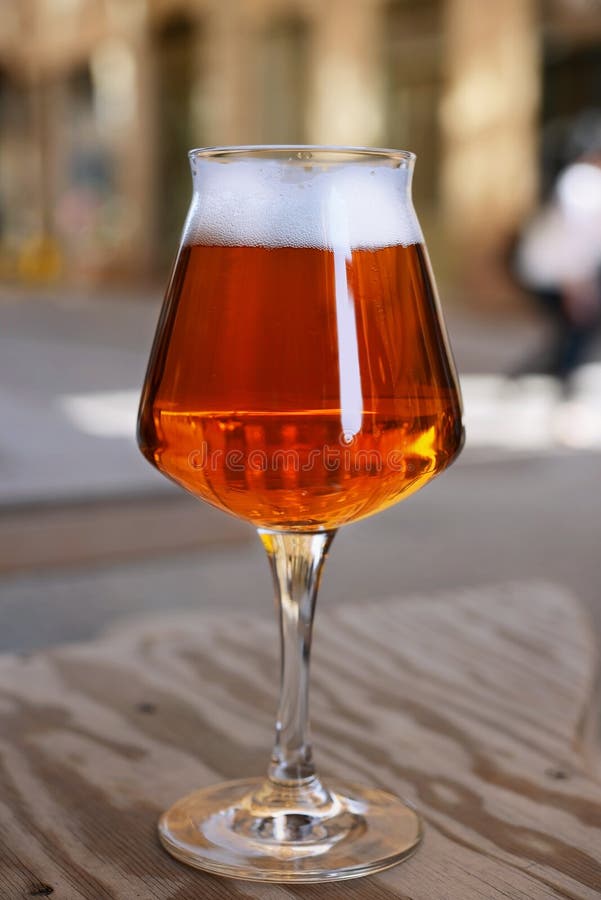 Glas IPA-bier op houten lijst royalty-vrije stock foto's