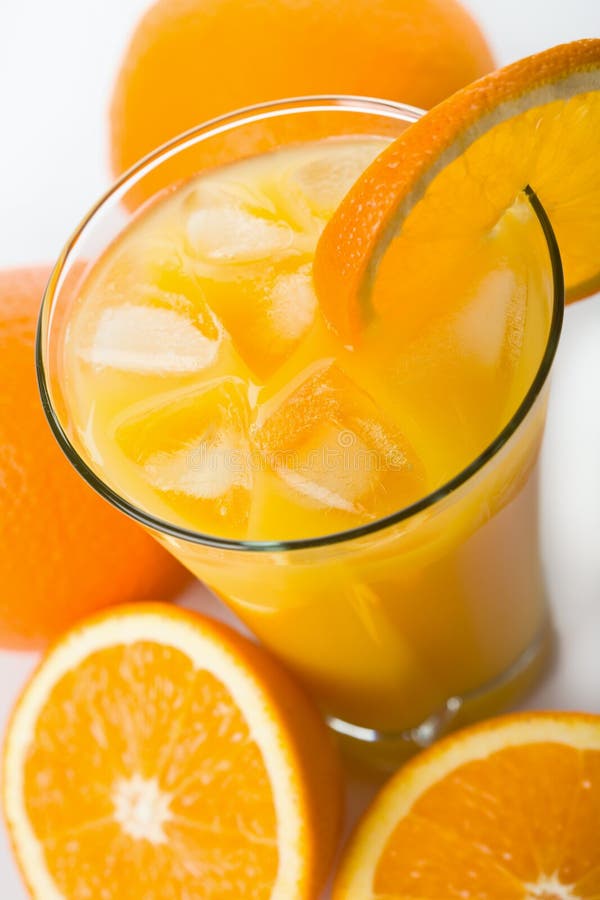 Glas jus d'orange met ijsblokjes