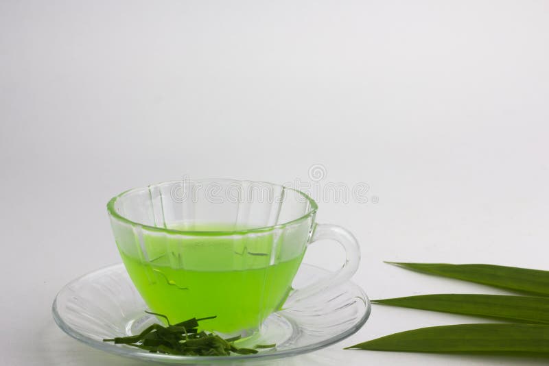Glas kalter Pandan-Saft - gesundes Lebensmittel gegen Holz, mit Wanne lizenzfreie stockbilder Glas kalter Pandan-Saft - gesundes Lebensmittel gegen Holz, mit Wanne lizenzfreie stockbilder
