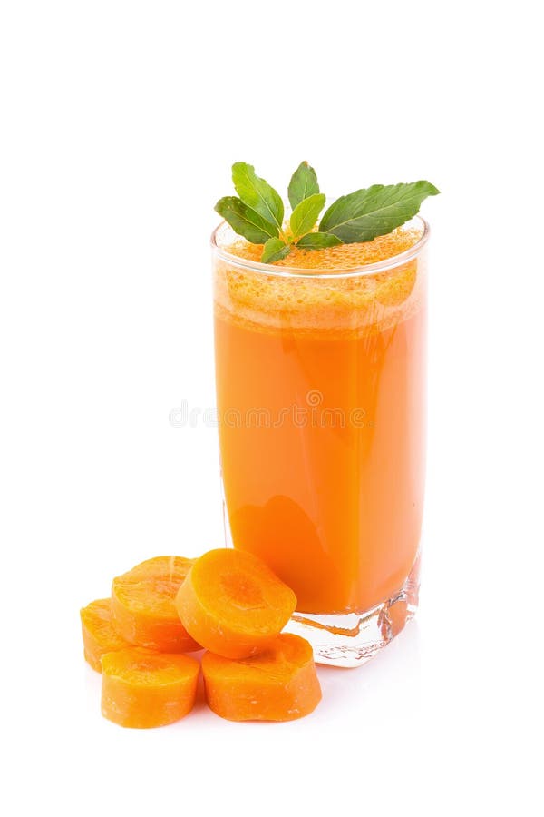 Glas Karottensaft und frische Karotten auf weißem Hintergrund stockfotos Glas Karottensaft und frische Karotten auf weißem Hintergrund stockfotos