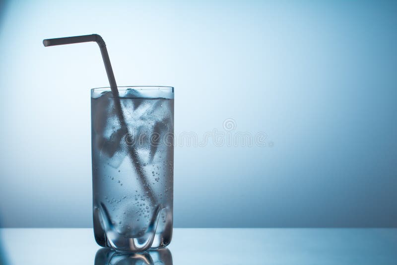 Glas koud vers fonkelend mineraalwater op blauwe grandient achtergrond royalty-vrije stock afbeeldingen Glas koud vers fonkelend mineraalwater op blauwe grandient achtergrond royalty-vrije stock afbeeldingen