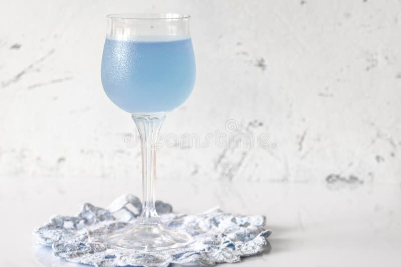 Glas Luftfahrtcocktails auf weißem Hintergrund