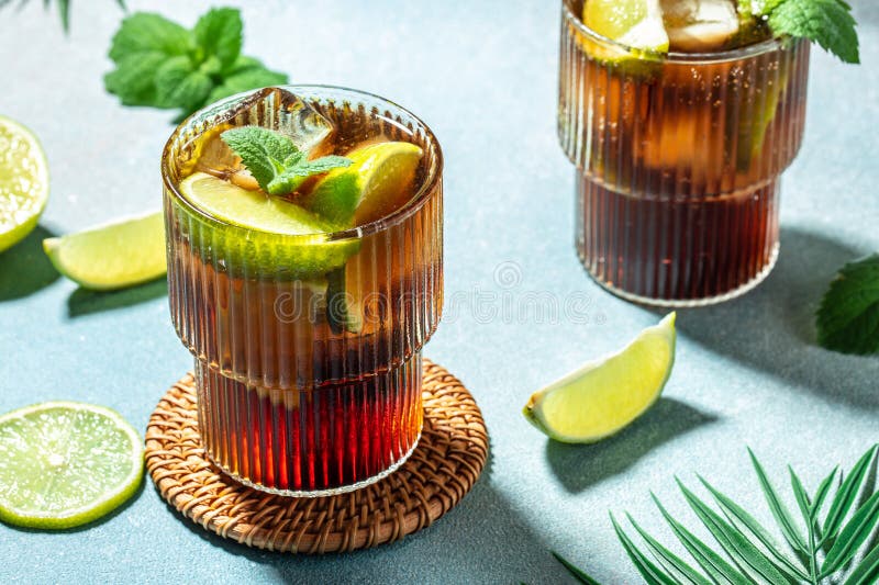 Glas med alkoholkaukasie, med romkolasmint och kalk i glaset på en ljusbakgrund för text royaltyfri bild
