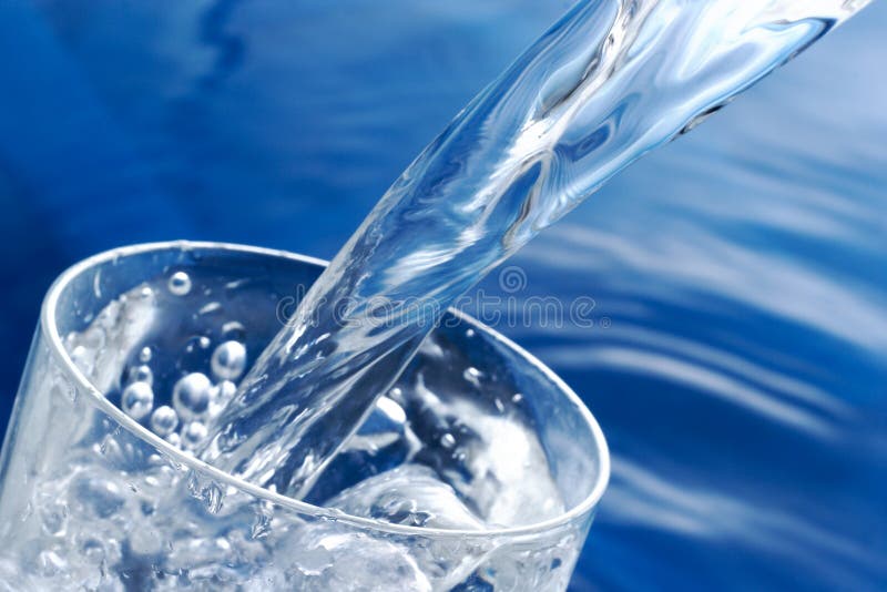 Glas met dalend water
