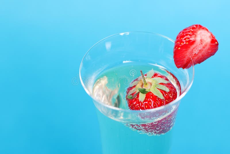 Glas Mit Champagner Und Erdbeeren, Nahaufnahme Auf Einem Blauen Backgr ...