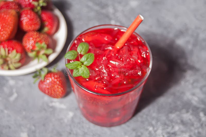 Glas mit frische selbst gemachte Erdbeersüßem Eistee oder Cocktail, Limonade mit Minze Erneuerndes kaltes Getr?nk Sommerfest stockfotografie Glas mit frische selbst gemachte Erdbeersüßem Eistee oder Cocktail, Limonade mit Minze Erneuerndes kaltes Getr?nk Sommerfest stockfotografie