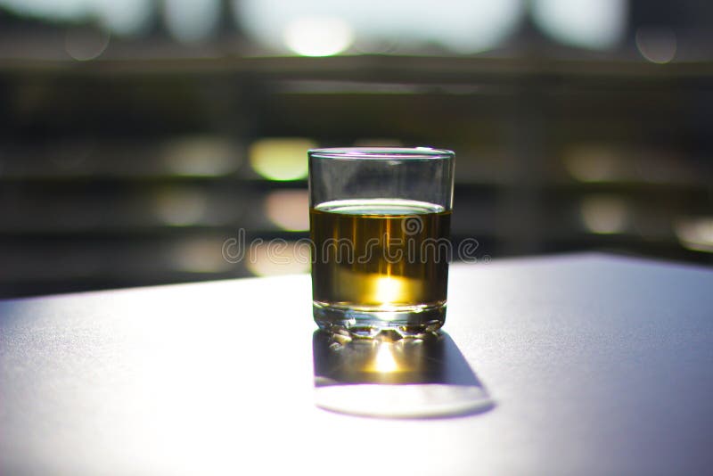 Glas mit Getränk auf die schwarze Oberseite lizenzfreies stockfoto Glas mit Getränk auf die schwarze Oberseite lizenzfreies stockfoto
