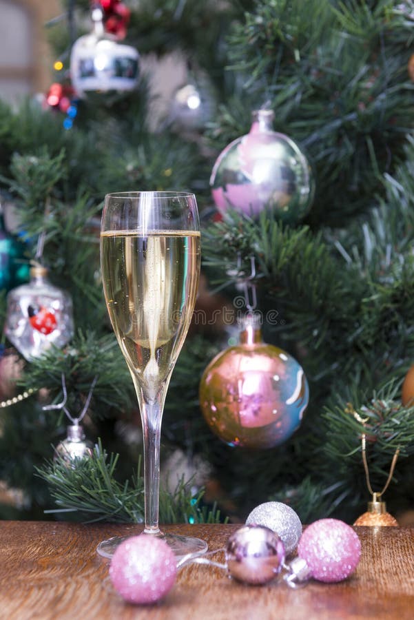 1 glas mousserende wijn, roze Kerstmisballen op backgroun royalty-vrije stock foto 1 glas mousserende wijn, roze Kerstmisballen op backgroun royalty-vrije stock foto