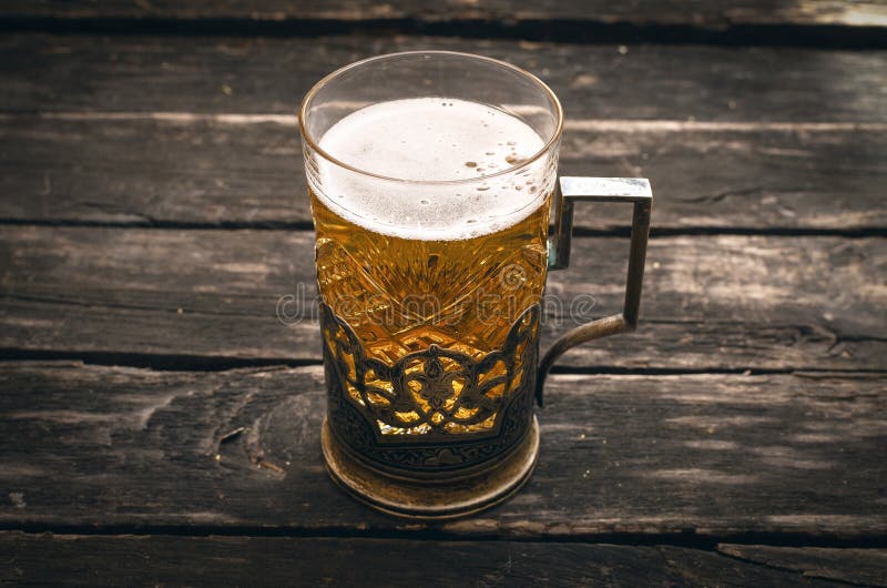 Glas schaumiges helles Bier Alkohol im Becher stockfoto Glas schaumiges helles Bier Alkohol im Becher stockfoto