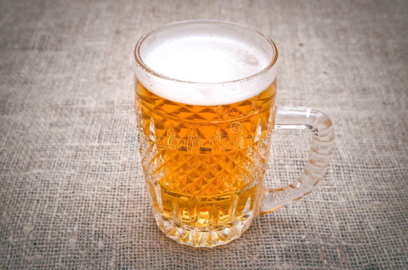 Glas schaumiges helles Bier Alkohol im Becher lizenzfreies stockfoto Glas schaumiges helles Bier Alkohol im Becher lizenzfreies stockfoto