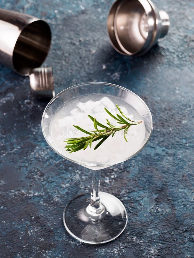 Glas van Martini coctail met verse rozemarijn stock fotografie Glas van Martini coctail met verse rozemarijn stock fotografie