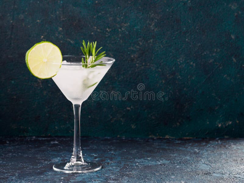 Glas van Martini coctail met verse rozemarijn royalty-vrije stock foto's Glas van Martini coctail met verse rozemarijn royalty-vrije stock foto's