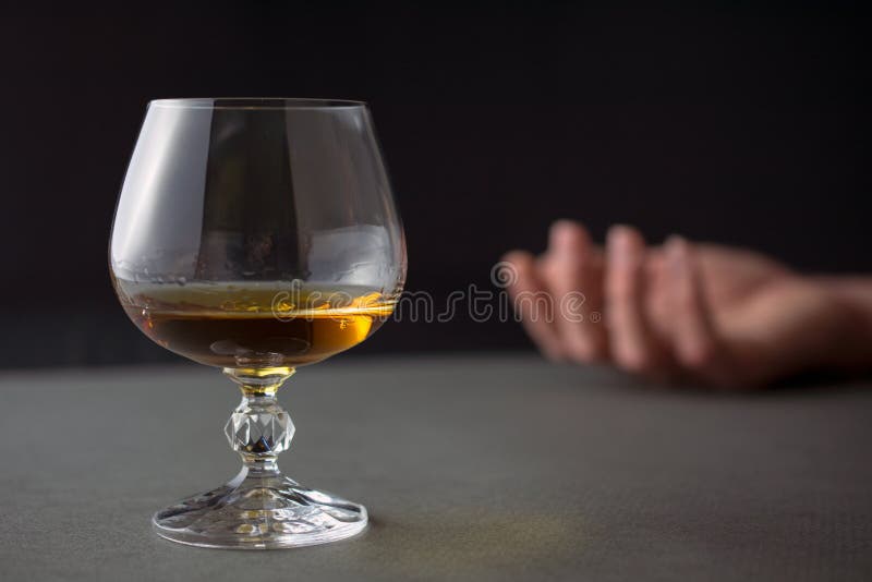 Glas van whiskyhand van een dronken mens stock afbeeldingen Glas van whiskyhand van een dronken mens stock afbeeldingen