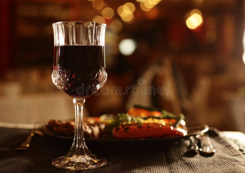 Glas van wijn en diner naast stock foto Glas van wijn en diner naast stock foto