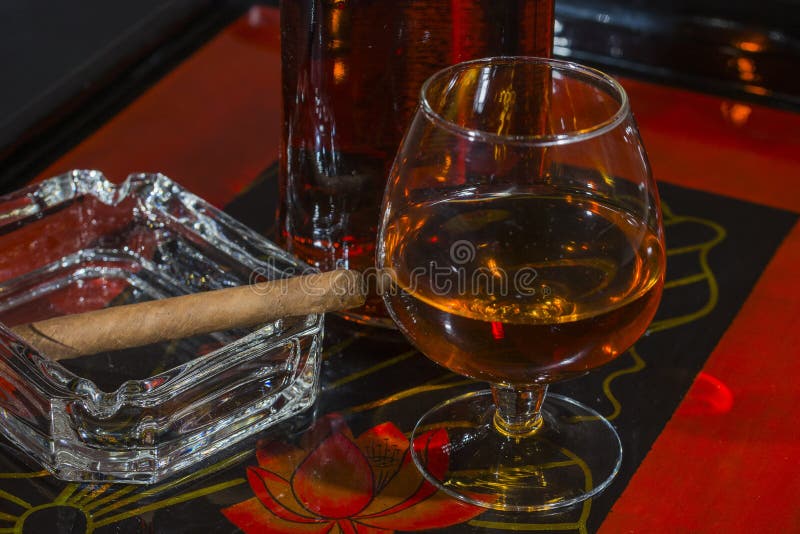 Glas van wisky en sigaar stock foto Glas van wisky en sigaar stock foto