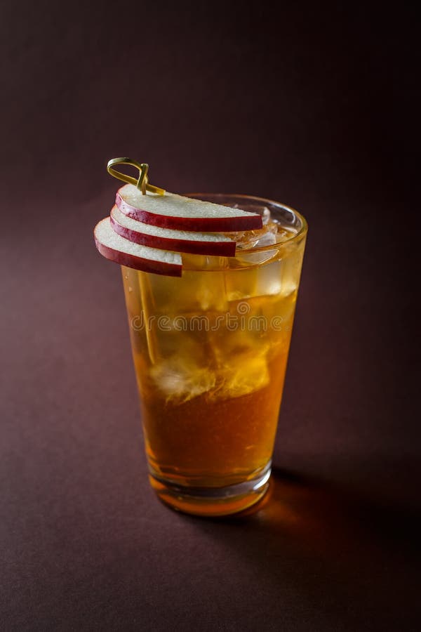 Glas van wiskycocktail met plakken van appel op elegante donkere br stock foto's Glas van wiskycocktail met plakken van appel op elegante donkere br stock foto's