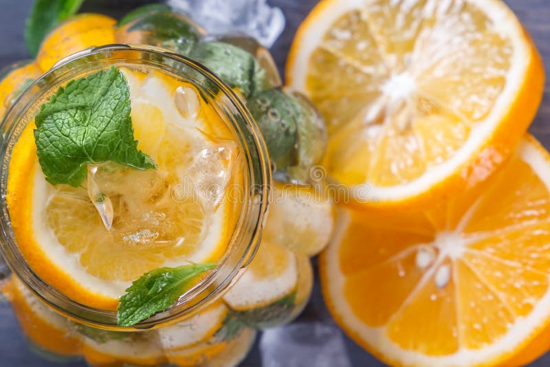 Glas verse limonade met munt en ijs, plakken van citrusvrucht royalty-vrije stock afbeeldingen Glas verse limonade met munt en ijs, plakken van citrusvrucht royalty-vrije stock afbeeldingen