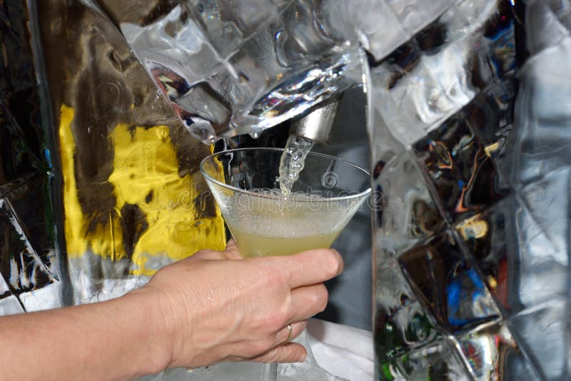 Glas von Martini, der aus Maschine gegossen wird lizenzfreie stockbilder Glas von Martini, der aus Maschine gegossen wird lizenzfreie stockbilder