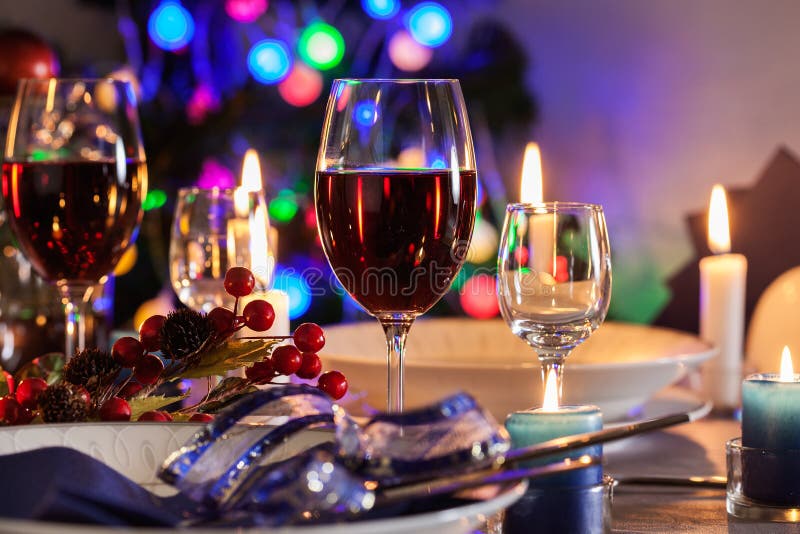 Glas Wein auf der Weihnachtstabelle stockbilder Glas Wein auf der Weihnachtstabelle stockbilder
