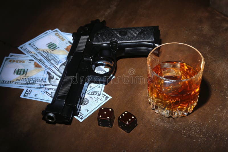 Glas whisky of cognac, kanon, speelkaarten met geld op de zwarte spiegellijst Het concept misdadiger stock afbeelding Glas whisky of cognac, kanon, speelkaarten met geld op de zwarte spiegellijst Het concept misdadiger stock afbeelding