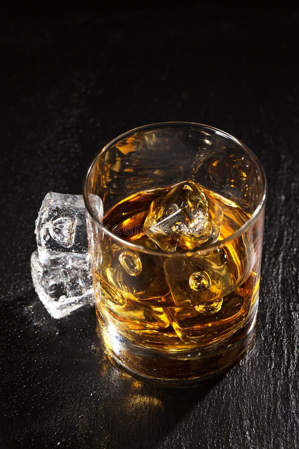 Glas Whisky Mit Eis Auf Schwarzer Steintabelle Stockfoto Bild von