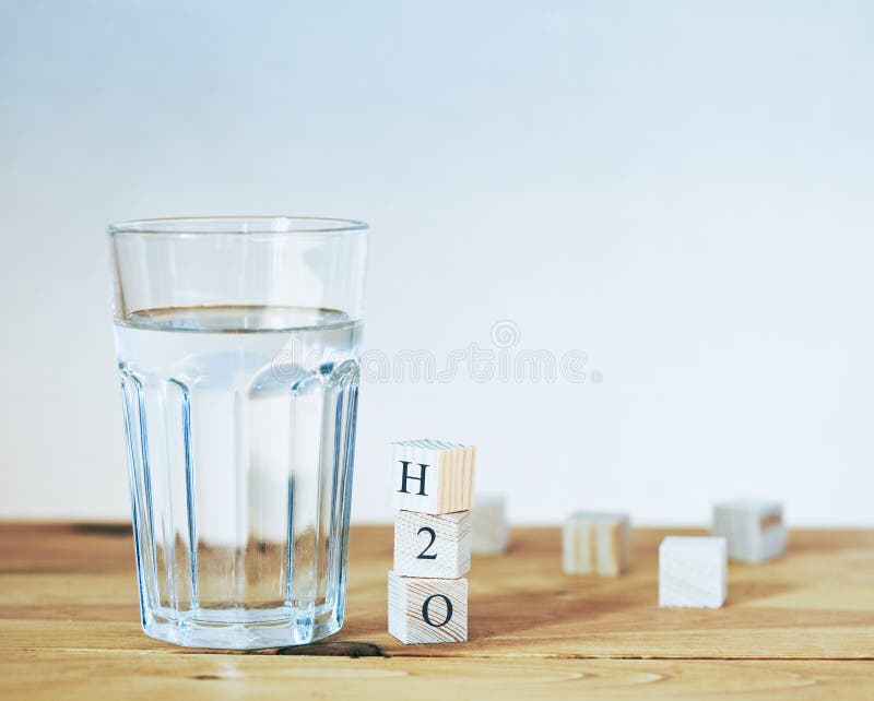 Glas zuiver water met H2O formule in houten blokken royalty-vrije stock foto's Glas zuiver water met H2O formule in houten blokken royalty-vrije stock foto's