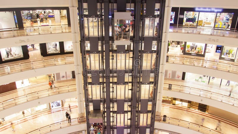 Glasaufzüge im Einkaufszentrumzeitversehen Pan oben