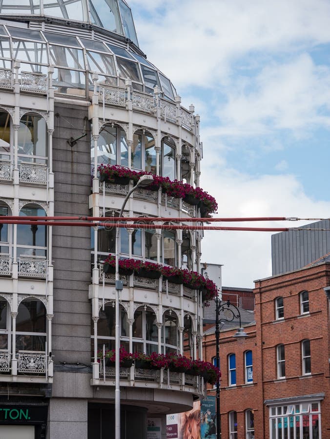Glasaußenfassade St- Stephen` s des Grün-Einkaufszentrums in Dublin, mit Blumen auf den Fenstern lizenzfreie stockbilder Glasaußenfassade St- Stephen` s des Grün-Einkaufszentrums in Dublin, mit Blumen auf den Fenstern lizenzfreie stockbilder