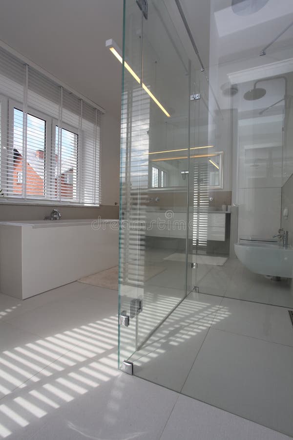 Glasbathtube im modernen Badezimmer stockbild Glasbathtube im modernen Badezimmer stockbild