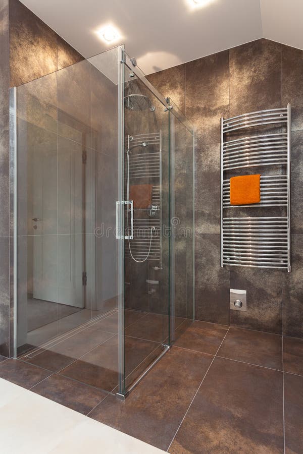 Glasdusche im Badezimmer lizenzfreie stockbilder Glasdusche im Badezimmer lizenzfreie stockbilder