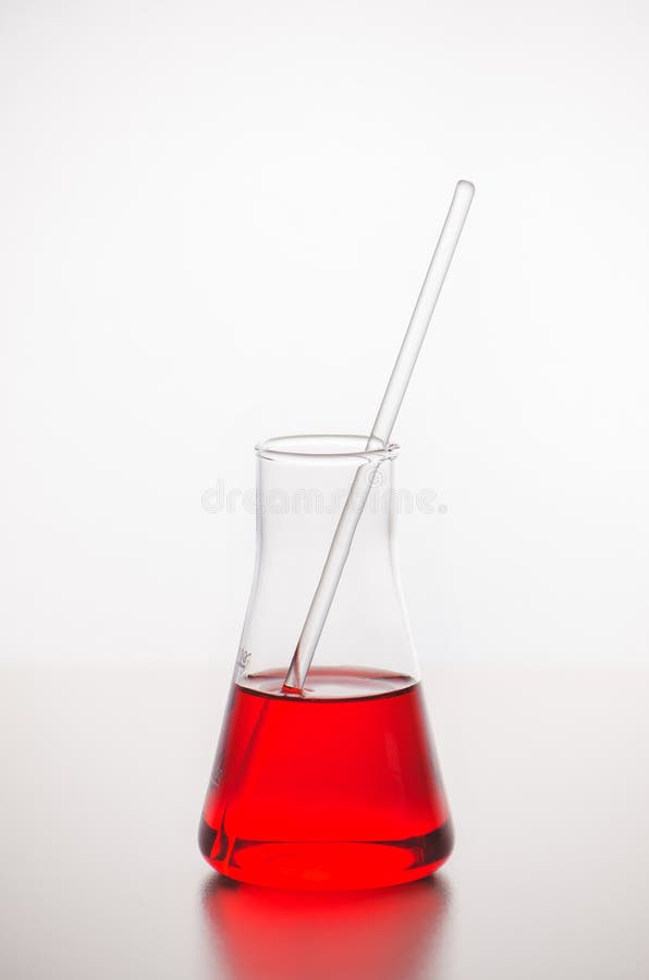 glasföremål En flaska med en röd flytande och en glasstav LABORATORIUMANALYS T arkivfoto glasföremål En flaska med en röd flytande och en glasstav LABORATORIUMANALYS T arkivfoto