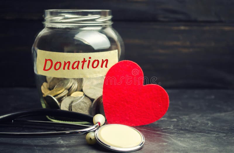 Glasgefäß mit Münzen, Herz und Stethoskop und die Aufschrift ‚Spende ‚ Stethoskop liegt auf Set Geld Bluttransfusion, Gesundheits lizenzfreie stockfotos Glasgefäß mit Münzen, Herz und Stethoskop und die Aufschrift ‚Spende ‚ Stethoskop liegt auf Set Geld Bluttransfusion, Gesundheits lizenzfreie stockfotos