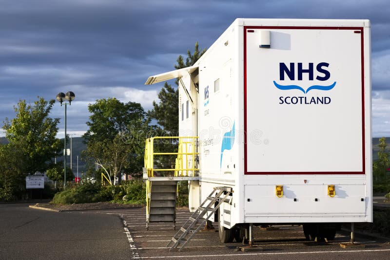 Glasgow, Strathclyde/Escócia, Reino Unido - 6 de julho de 2019: Unidade móvel do veículo da seleção de câncer da mama de NHS no p fotografia de stock Glasgow, Strathclyde/Escócia, Reino Unido - 6 de julho de 2019: Unidade móvel do veículo da seleção de câncer da mama de NHS no p fotografia de stock