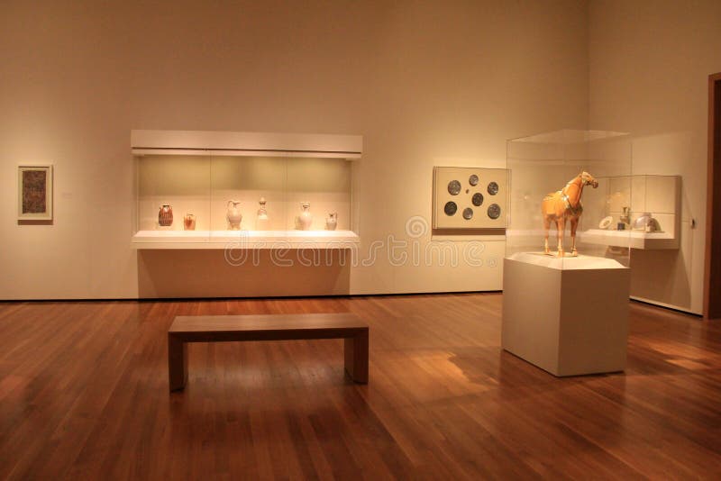 Glaskästen und Sockel, mit weichen Lichtern auf verschiedenen Artefakten, Cleveland Art Museum, Ohio, 2016 lizenzfreies stockbild Glaskästen und Sockel, mit weichen Lichtern auf verschiedenen Artefakten, Cleveland Art Museum, Ohio, 2016 lizenzfreies stockbild