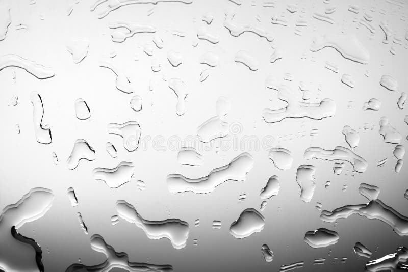 Glasoberfläche mit Wasserrückgängen, Schwarzweiss-Farbe, glänzende Rückgangsbeschaffenheit, nasser Hintergrund, einfarbige graue lizenzfreies stockbild Glasoberfläche mit Wasserrückgängen, Schwarzweiss-Farbe, glänzende Rückgangsbeschaffenheit, nasser Hintergrund, einfarbige graue lizenzfreies stockbild