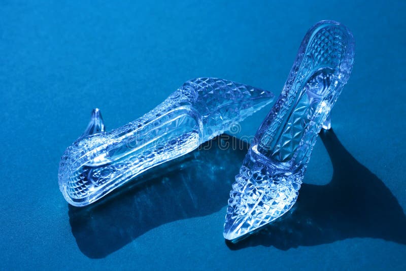 Glaspantoffel auf Blau stockfotografie Glaspantoffel auf Blau stockfotografie