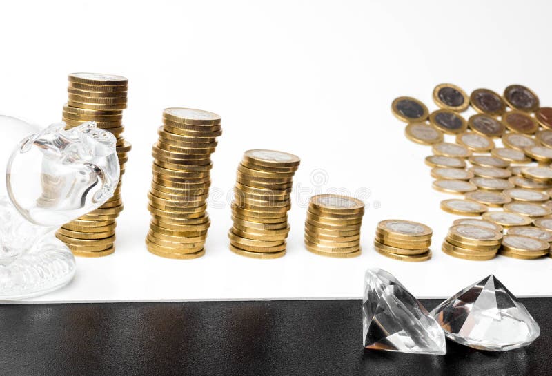 Glaspiggy, Diamanten und Münzenturmhintergrund Sparguthabengeld während der Zukunft Anlagengeschäft und wirtschaftliches stockfotografie Glaspiggy, Diamanten und Münzenturmhintergrund Sparguthabengeld während der Zukunft Anlagengeschäft und wirtschaftliches stockfotografie